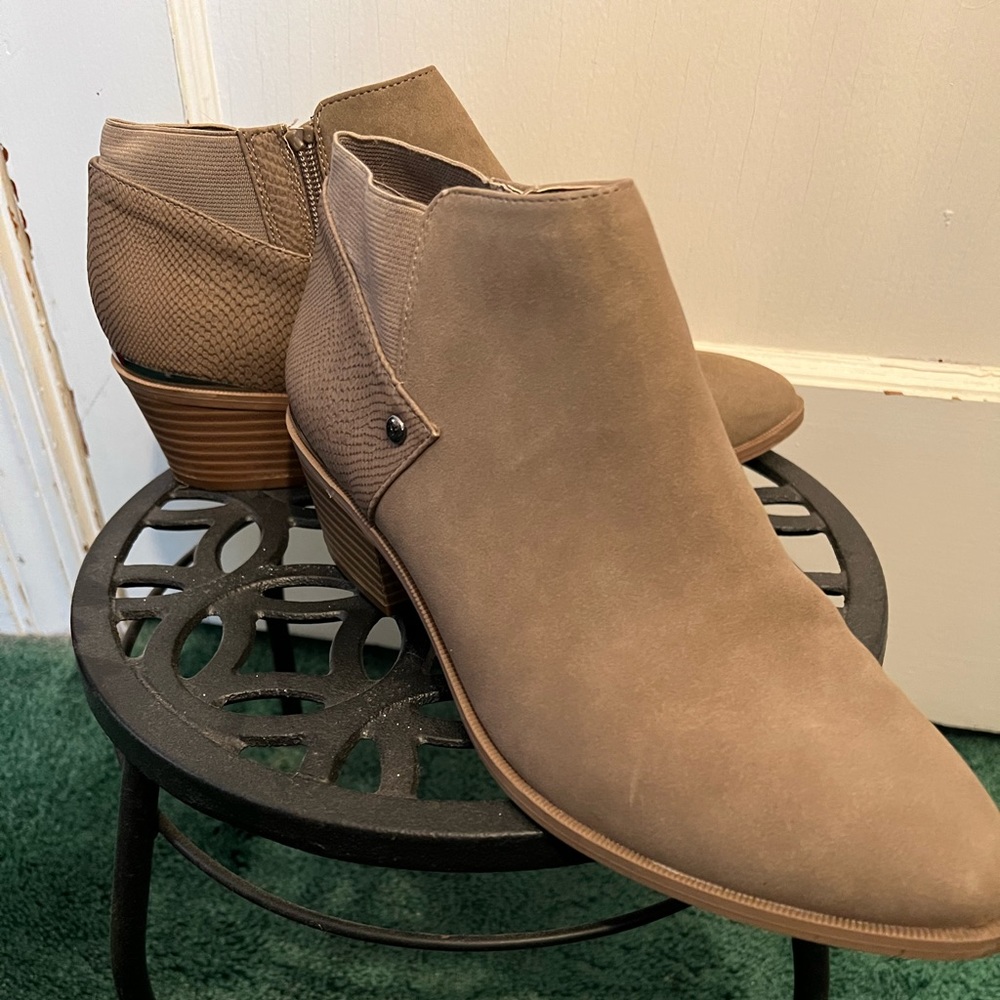 🤍SIMPLY VERA WANG DANNA ANKLE BOOTIE TAUPE BOHO FAUX ALLIGATOR PRINT BLOCK HEEL